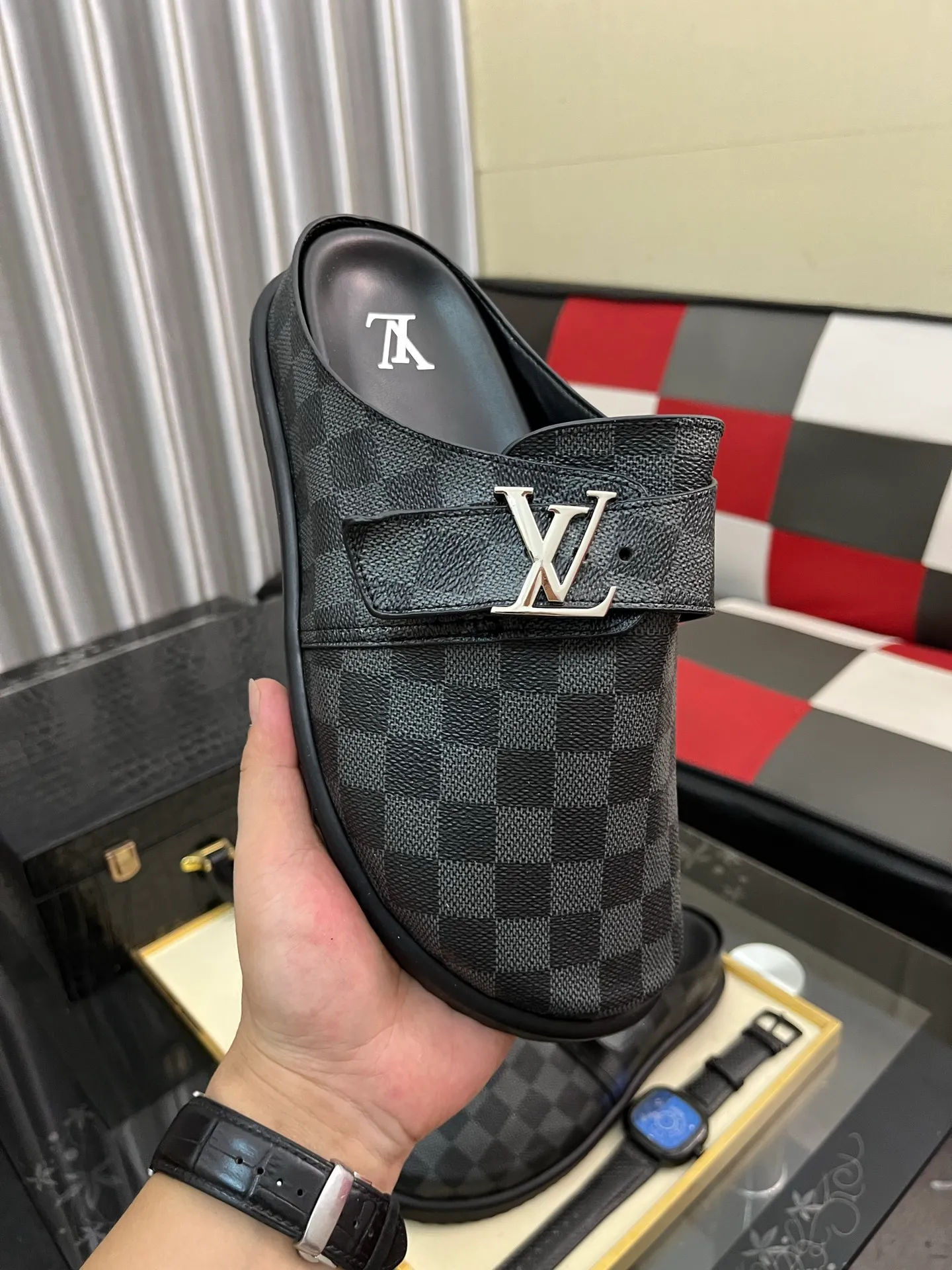 Men's shoes 💰380⌚️⌚️2025 new men's casual sandals and slippers, made of suede cow leather, with Monogram pattern to highlight the trendy style. Adjustable straps illuminated with LV letters, while a resilient insole and micro outsole provide lightweight comfort. Made of suede cow leather with embossed Monogram pattern and brand element metal hardware✅Adjustable straps➕Tough insole‼ ️Micro outsole. Comfortable and easy to wear‼ ️size: 38-443️⃣Colors available